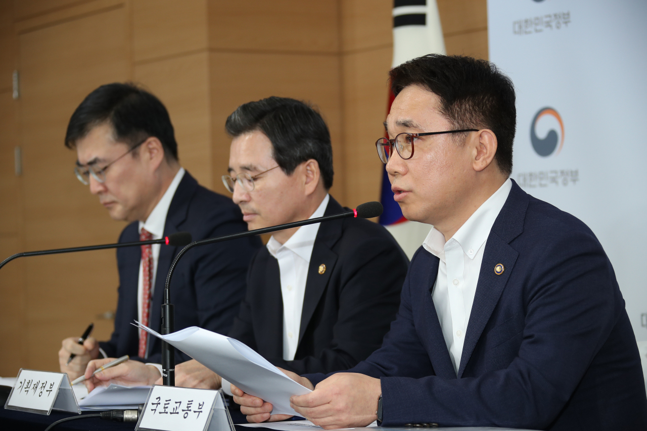 김용범 기획재정부 1차관(가운데)과 박선호 국토부 1차관(오른쪽), 손병두 금융위 부위원장(왼쪽)이 1일 오후 정부서울청사 브리핑실에서 최근 부동산시장 점검결과 및 대응방안을 공동발표하고 있다. 연합뉴스