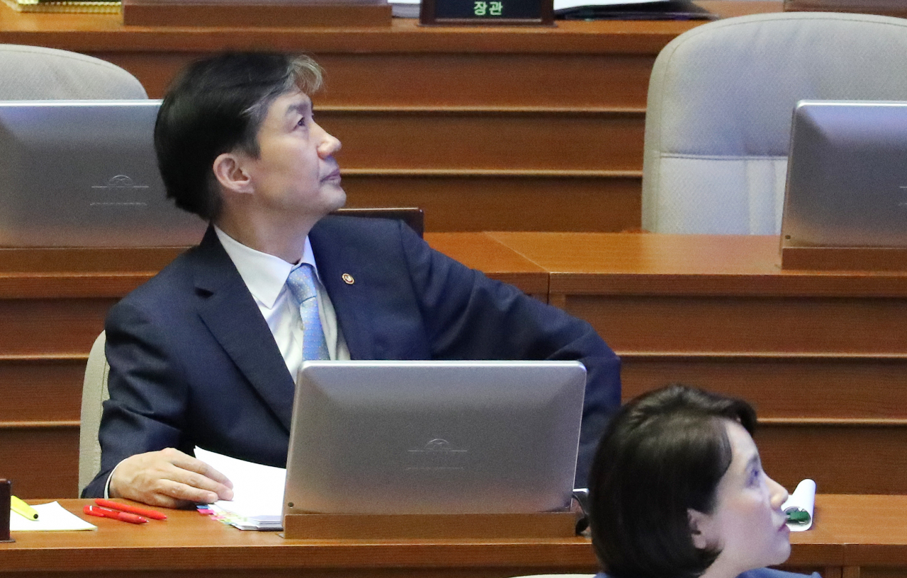 조국 법무부 장관이 1일 오후 국회 본회의장에서 열린 교육·사회·문화 분야 대정부질문에 참석해 모니터를 바라보고 있다. 연합뉴스