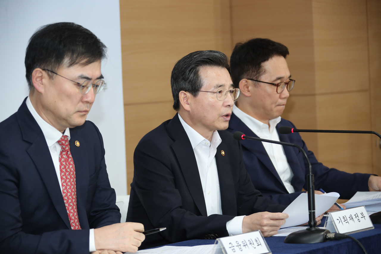 김용범 기획재정부 1차관(가운데)과 박선호 국토부 1차관(오른쪽), 손병두 금융위 부위원장(왼쪽)이 지난 1일 오후 정부서울청사 브리핑실에서 최근 부동산시장 점검결과 및 대응방안을 공동발표했다. [연합뉴스]