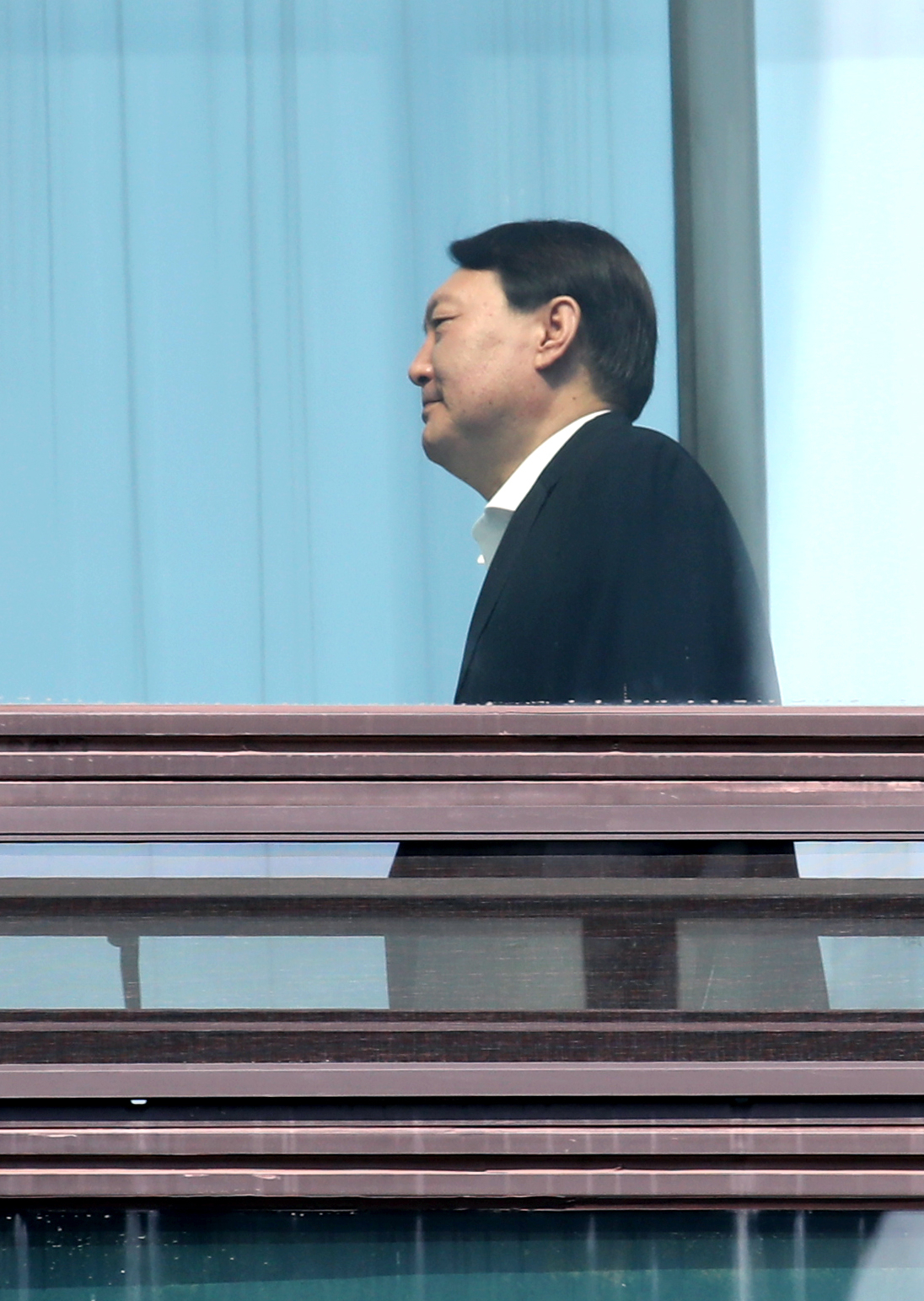 윤석열 검찰총장이 30일 오후 서울 서초구 대검찰청에서 구내식당으로 향하고 있다. 윤 총장은 1일 서울중앙지검 등 3개 검찰청을 제외하고 전국 특수부를 폐지하는 것을 골자로 하는 개혁안을 마련했다. [연합]