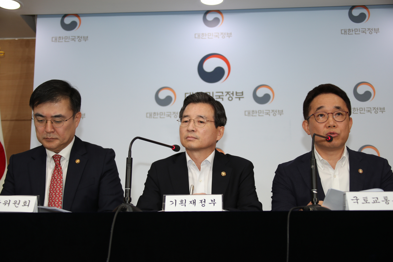 김용범 기획재정부 1차관(가운데)과 박선호 국토부 1차관(오른쪽), 손병두 금융위 부위원장(왼쪽)이 1일 오후 정부서울청사 브리핑실에서 최근 부동산시장 점검결과 및 대응방안을 공동발표하고 있다. [연합]