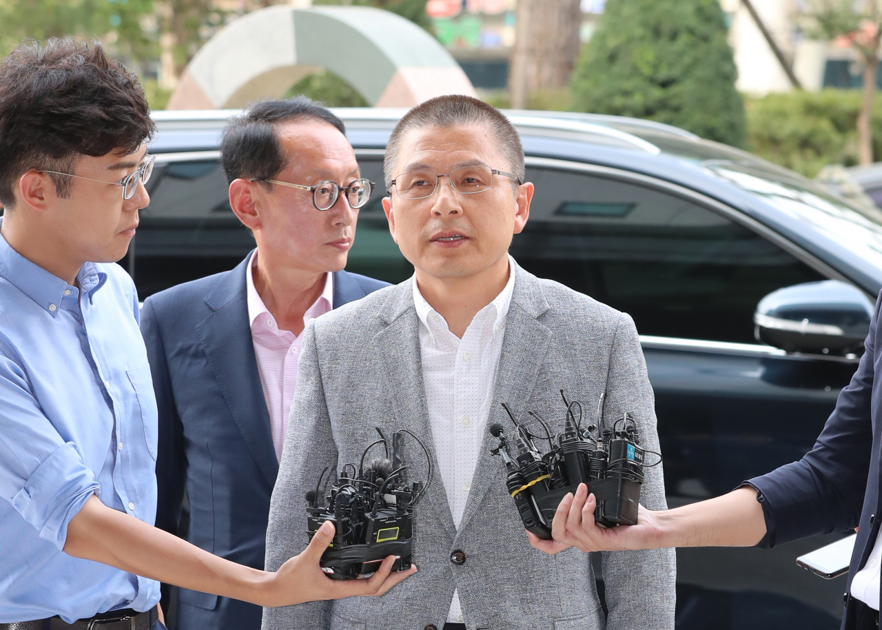자유한국당 황교안 대표가 패스트트랙 충돌 사건 관련 조사를 받기 위해 1일 오후 서울 양천구 남부지검에 출석하고 있다. [연합]