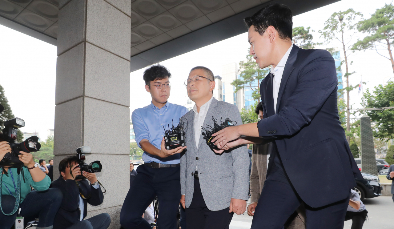황교안 자유한국당 대표가 패스트트랙 충돌 사건 관련 조사를 받기 위해 1일 오후 서울 양천구 남부지검에 출석하고 있다. [연합]