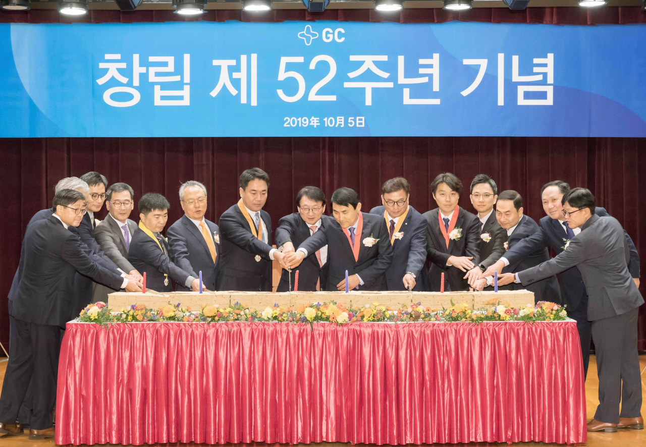1일 경기도 용인의 GC녹십자 본사에서 허일섭 GC(녹십자홀딩스) 회장(오른쪽에서 여덟 번째)과 임직원들이 52주년 창립기념식을 갖고 축하떡을 자르고 있다. 창립기념일은 10월5일이다.