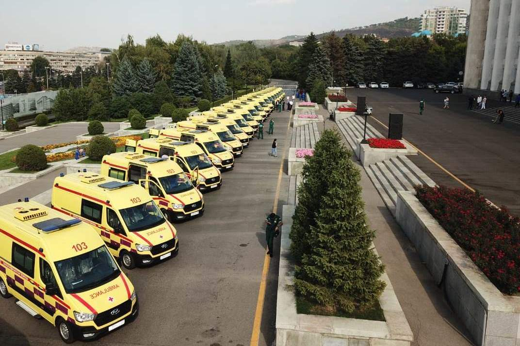 지난 8월 카자흐스탄 알마티(Almaty) 시청 앞에서 진행된 쏠라티 29대의 인도식 모습. [현대차 제공]