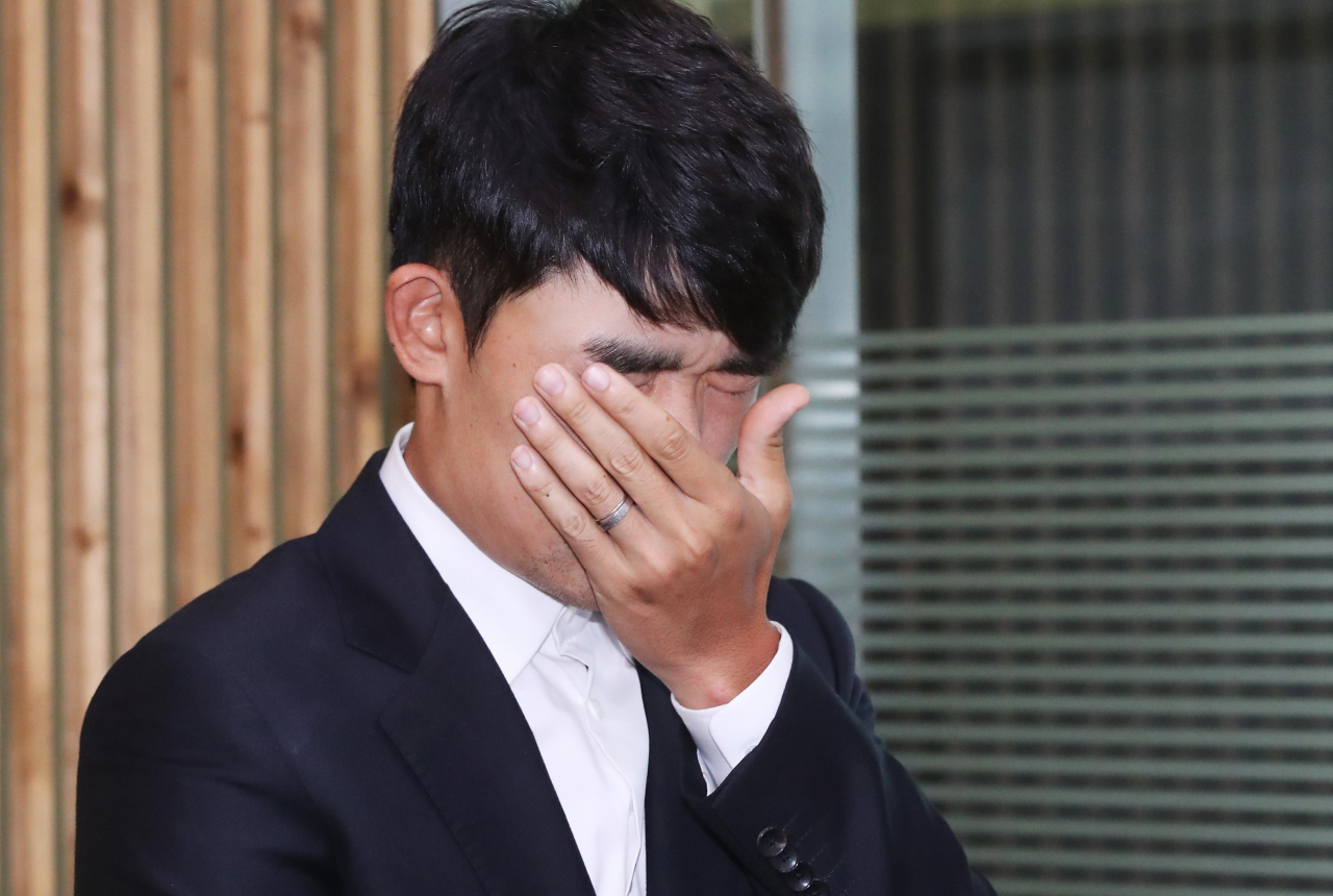 경기 도중 갤러리에 ‘손가락 욕’을 한 프로골퍼 김비오가 1일 오전 경기도 성남시 KPGA빌딩에서 열린 상벌위원회를 마치고 나오고 있다. [연합]