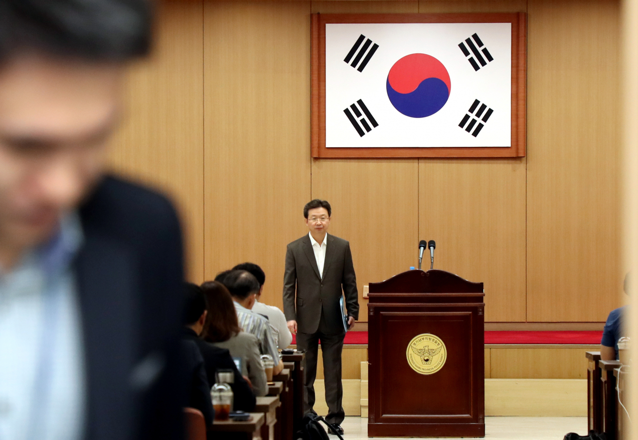 2일 오전 경기도 수원시 경기남부지방경찰청 5층 회의실에서 반기수 화성연쇄살인사건 수사본부장이 비공개 브리핑에 앞서 취재진에 인사하고 있다. 경찰은 이날 화성사건 유력 용의자 이춘재 씨가 9차례 연쇄살인을 포함해 모두 14건의 살인과 30여 건의 강간 및 강간미수 범행을 자백했다고 밝혔다. [사진=연합뉴스]