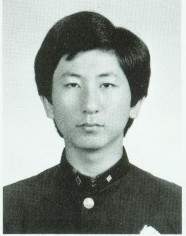 화성연쇄살인사건의 유력한 용의자로 특정된 이춘재(56) 씨가 화성사건을 비롯해 모두 14건의 범행을 저질렀다고 최근 자백한 것으로 1일 확인됐다. 경찰은 2일 이춘재가 30건의 성범죄를 저질렀다는 사실도 추가 공개했다. 이춘재의 고등학교 졸업사진. [사진=연합뉴스]