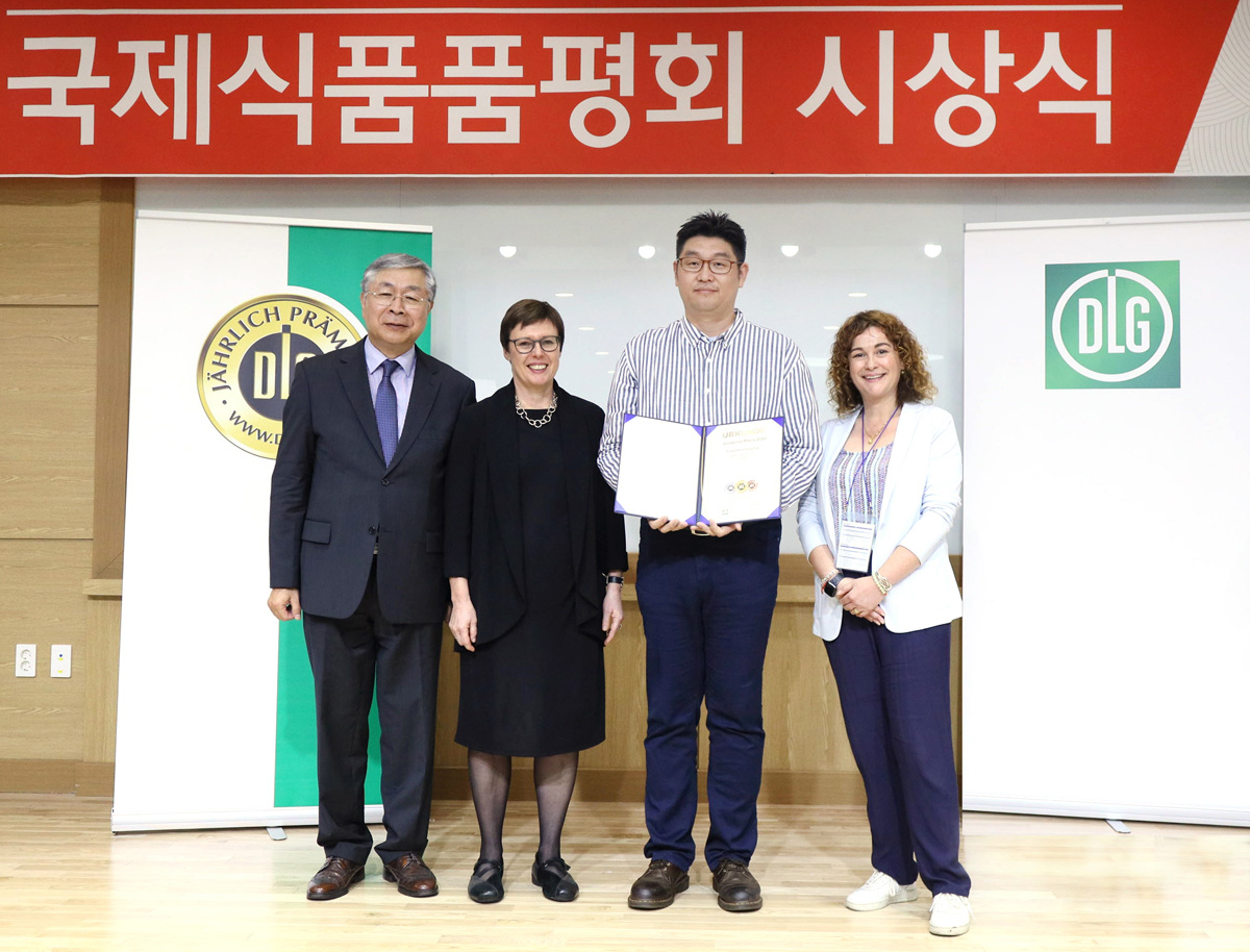 지난 27일 국가식품클러스터에서 열린 DLG국제식품품평회에서 관계자가 기념사진을 촬영하고 있다. 왼쪽부터 DLG한국식품품평회 심사위원장 정승희 박사, 독일농업협회 시몬 쉴러 대표이사,아워홈 마케팅1팅 김순오 팀장, 독일농업협회 카타리나 리엔 부회장. [아워홈 제공]