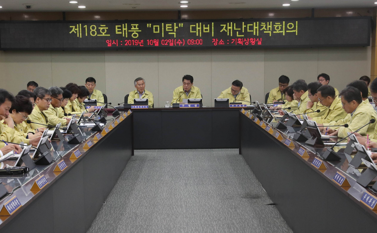 박준희(가운데) 관악구청장이 2일 오전9시 제18호 태풍 미탁 대비 재난대책회의를 주재하고 있다. [관악구 제공]
