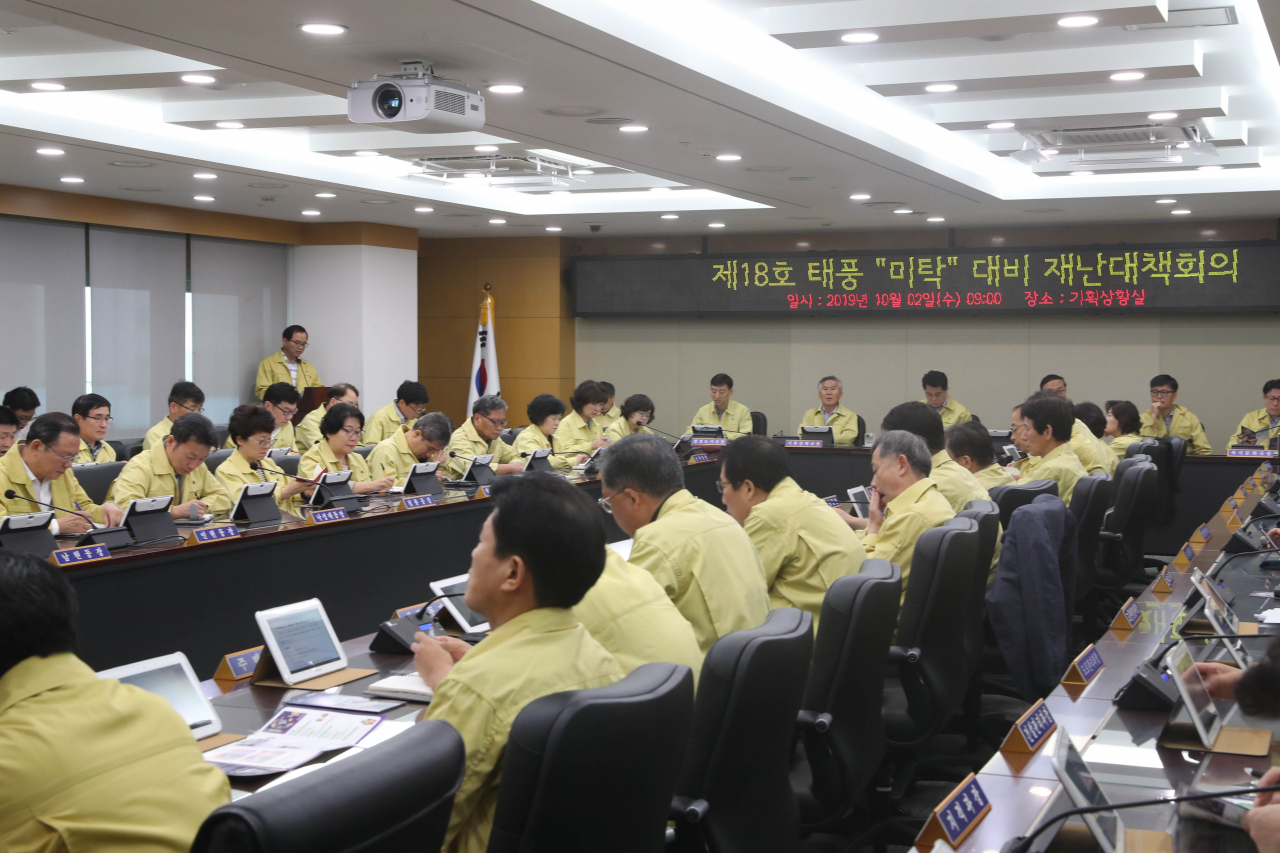 박준희(가운데) 관악구청장이 2일 오전9시 제18호 태풍 미탁 대비 재난대책회의를 주재하고 있다. [관악구 제공]