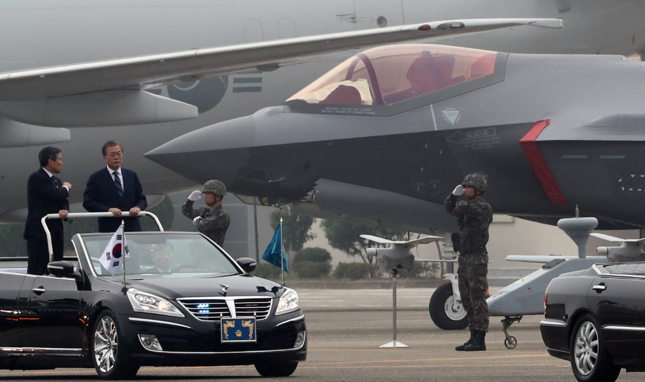 문재인 대통령이 1일 열린 국군의 날 행사에서 F-35A 스텔스 전투기를 사열하고 있다.[연합]
