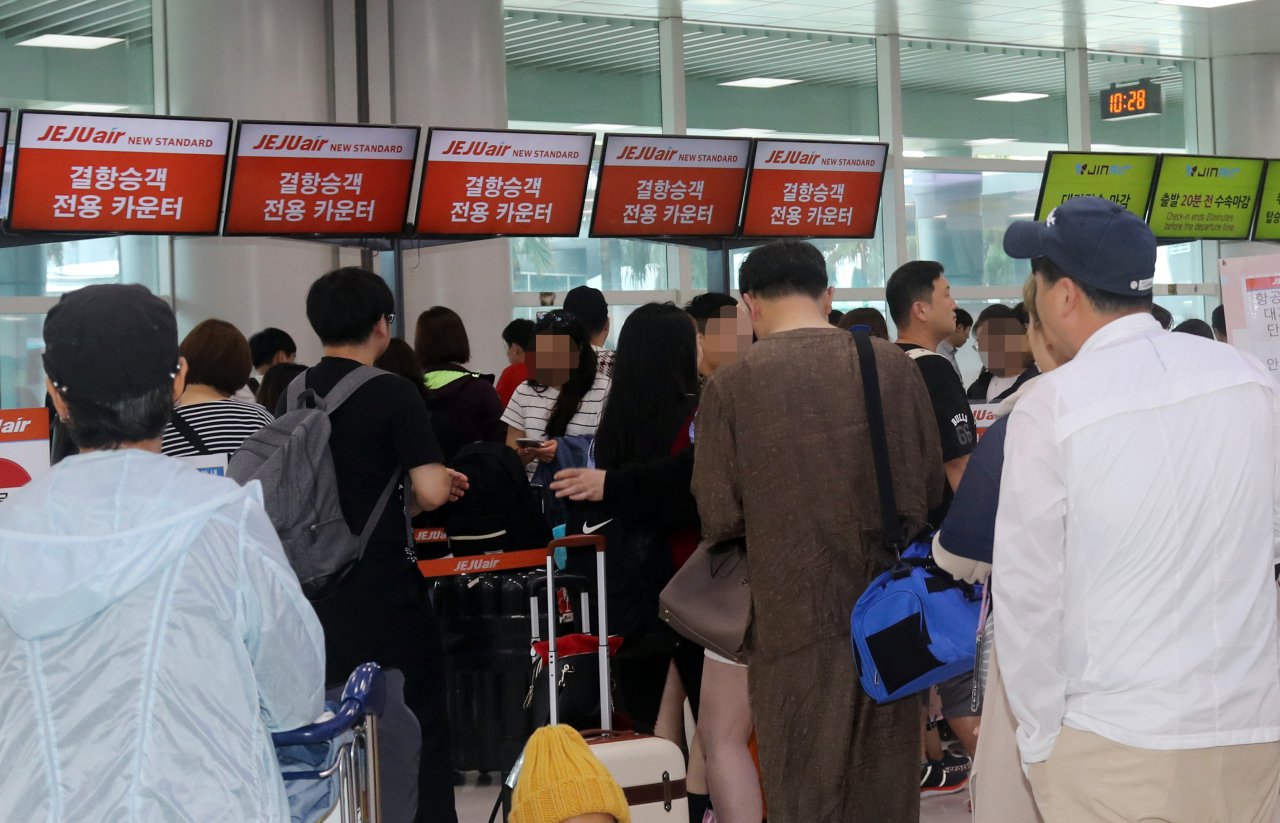 태풍 ‘미탁’의 북상으로 2일 오전 제주를 오가는 항공편이 무더기 결항 사태를 빚으면서 도민과 관광객들이 불편을 겪고 있다.[ 연합]