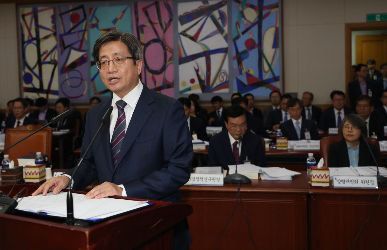 김명수 대법원장이 2일 서초동 대법원에서 열린 국정감사에서 인사말을 하고 있다. [연합]