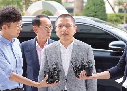 황교안 자유한국당 대표가 패스트트랙 충돌 사건 관련 조사를 받기 위해 1일 오후 서울 양천구 남부지검에 출석하고 있다. [연합]