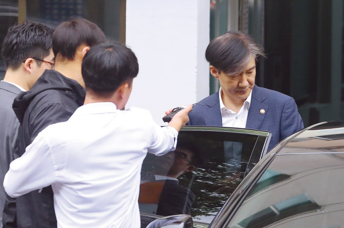 조국 법무부 장관이 2일 오전 서울 서초구 방배동 자택을 나와 출근하고 있다. 오른쪽 사진은 조국 장관 부인 정경심 교수의 변호인 이인걸 변호사(가운데)가 서초구 서울중앙지검에서 취재진과 대화하는 모습. [연합]