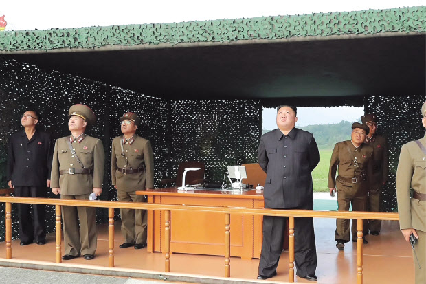 북한이 지난달 10일 실시한 초대형 방사포 시험사격 현장을 김정은 국무위원장이 참관하고 있다. [연합]