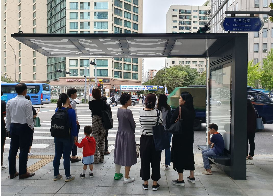 마포역 3번 출구 인근에 설치된 마포구 ‘횡단보도 안전쉘터’에서 시민들이 신호 대기 중에 있다. [마포구 제공]
