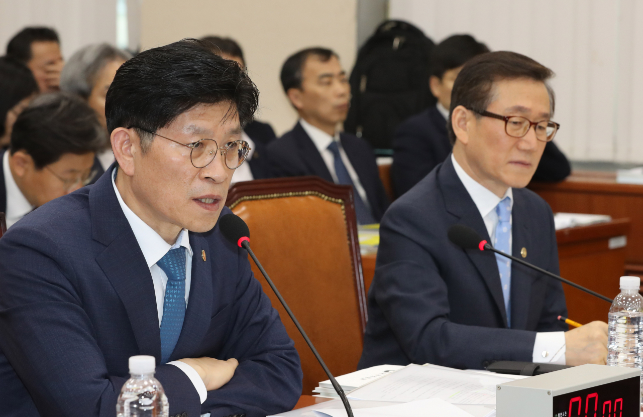 노형욱 국무조정실장(왼쪽)이 2일 오전 국회에서 열린 정무위원회의 국무조정실 등 국정감사에서 의원 질의에 답변하고 있다. 오른쪽은 정운현 국무총리비서실장. [연합]