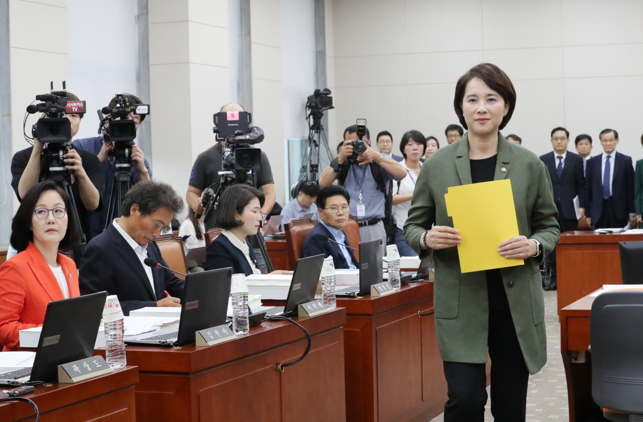 유은혜 사회부총리 겸 교육부 장관이 2일 국회에서 열린 교육위원회 국정감사에서 선서문을 이찬열 위원장에게 전달하기 위해 이동하고 있다. [연합]