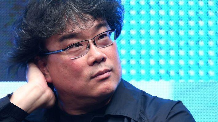 2003년 4월에 개봉된 영화 ‘살인의 추억’실제 모티브인 화성연쇄살인사건의 진범이 밝혀졌다는 소식을 접한 봉준호 감독은 2일(현지시간) 미국 LA타임스와의 현장 인터뷰에서 “굉장히 마음이 복잡하지만 범인을 잡기위해 끝없는 노력을 기울인 경찰 수고에 경의를 보낸다”고 밝혔다. 봉 감독은 LA에서 열린 영화축제 ‘비욘드 페스트’참석차 미국을 방문 중이다. [OSEN]