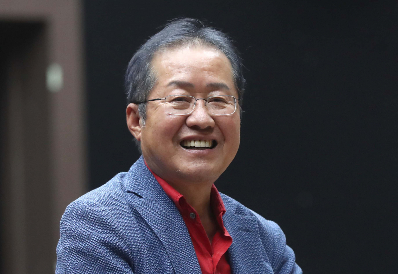 홍준표 자유한국당 전 대표가 지난달 3일 오후 경남 창원시 의창구 창원대 봉림관에서 열린 ‘홍준표와 청년 네이션 리빌딩을 말하다’라는 강연회에 참석, 한 참석자가 지지 이유를 밝히자 밝게 웃고 있다. [연합]
