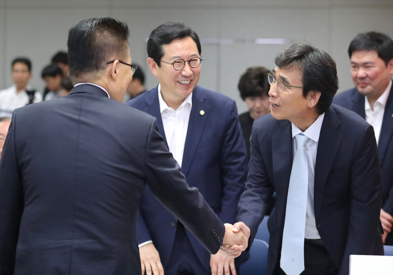 대안정치연대 박지원 의원과 유시민 노무현재단 이사장(오른쪽)이 서울 마포구 연세대학교 김대중 도서관에서 열린 '김대중 전집 30권 출판기념회'에서 인사하고 있다. 가운데는 더불어민주당 김한정 의원. 연합뉴스