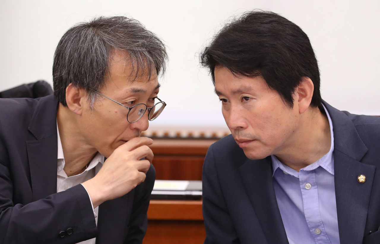 5일 오전 열린 국회 산업통상자원중소벤처기업위원회 전체회의에서 더불어민주당 이인영 원내대표(오른쪽)와 같은당 이훈 의원이 대화하고 있다. 연합뉴스
