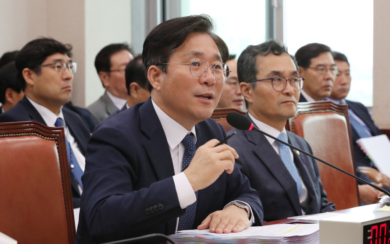 2일 국회에서 열린 산업통상자원중소벤처기업위원회의 국정감사에서 성윤모 산자부 장관이 의원 질의에 답변하고 있다. [연합]