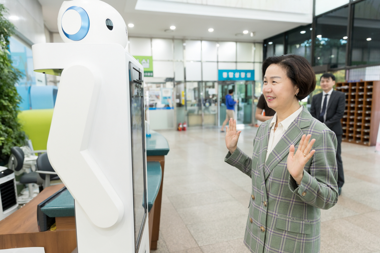 양천구청 1층 로비에서 파워봇 시연중인 김수영 구청장. [양천구 제공]