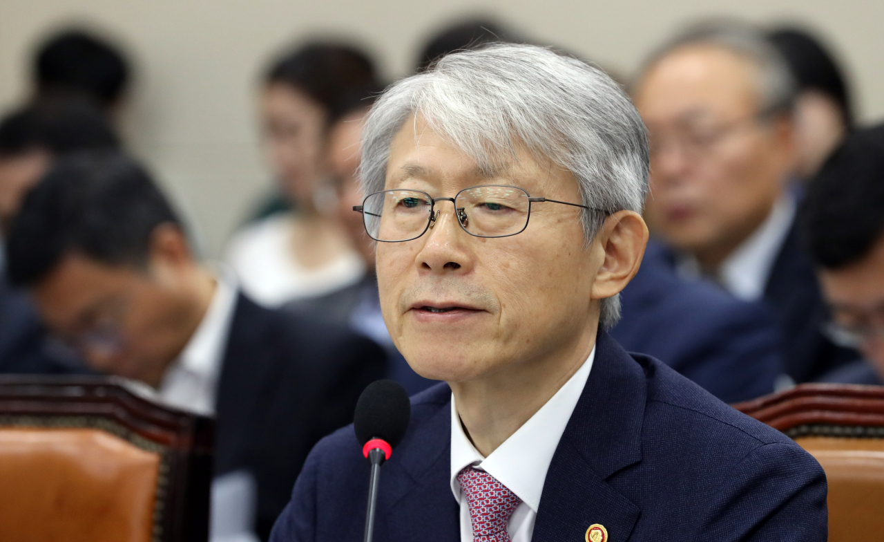 최기영 과학기술정보통신부 장관이 2일 오전 국회에서 열린 국회 과학기술정보방송통신위원회의 국정감사에서 질의에 답변하고 있다. [연합]