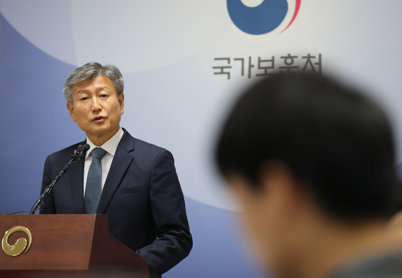 2일 오후 서울 용산구 서울지방보훈청에서 박삼득 보훈처장이 하재헌 예비역 중사에 대한 전공상 재심의 결과를 발표하고 있다.[연합]