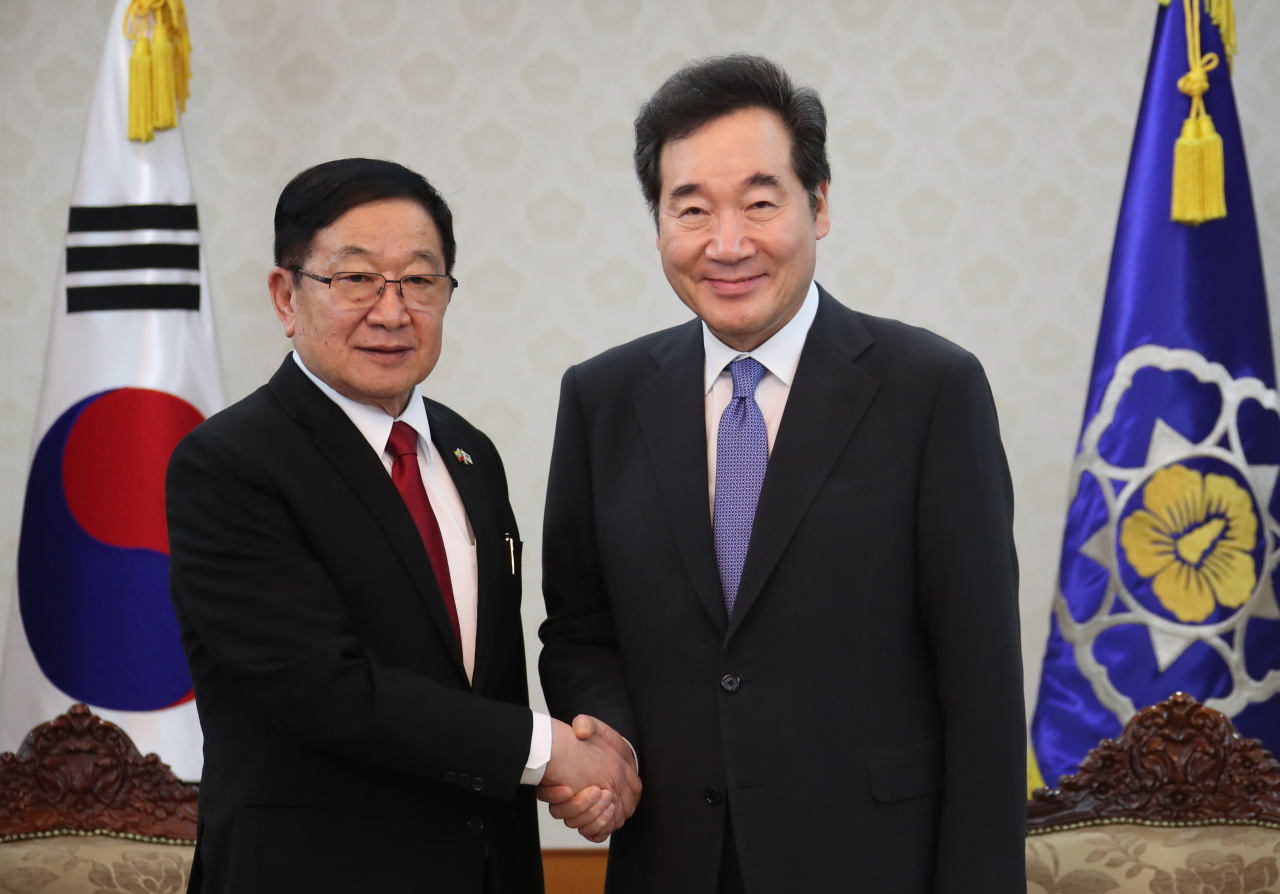 이낙연 국무총리가 2일 정부서울청사에서 방한한 티 쿤 미얏 미얀마 하원의장을 만나 악수하고 있다. [연합]