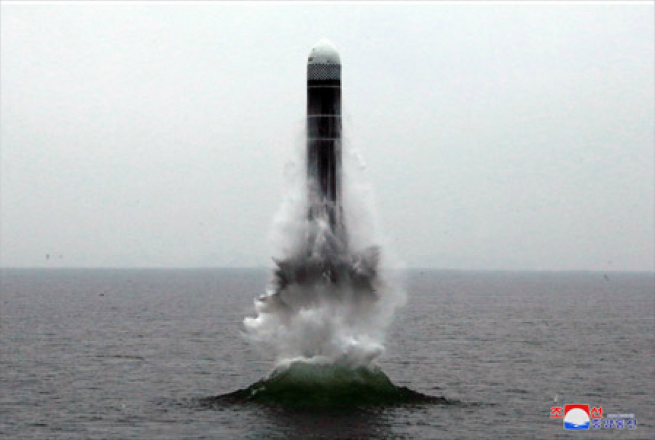 북한이 지난 2일 신형 잠수함발사탄도미사일(SLBM) '북극성-3형'을 성공적으로 시험발사했다고 조선중앙통신이 3일 보도했다. 사진은 중앙통신 홈페이지에 공개된 북극성-3형 발사 모습. [국내에서만 사용가능. 재배포 금지. For Use Only in the Republic of Korea. No Redistribution] 연합뉴스