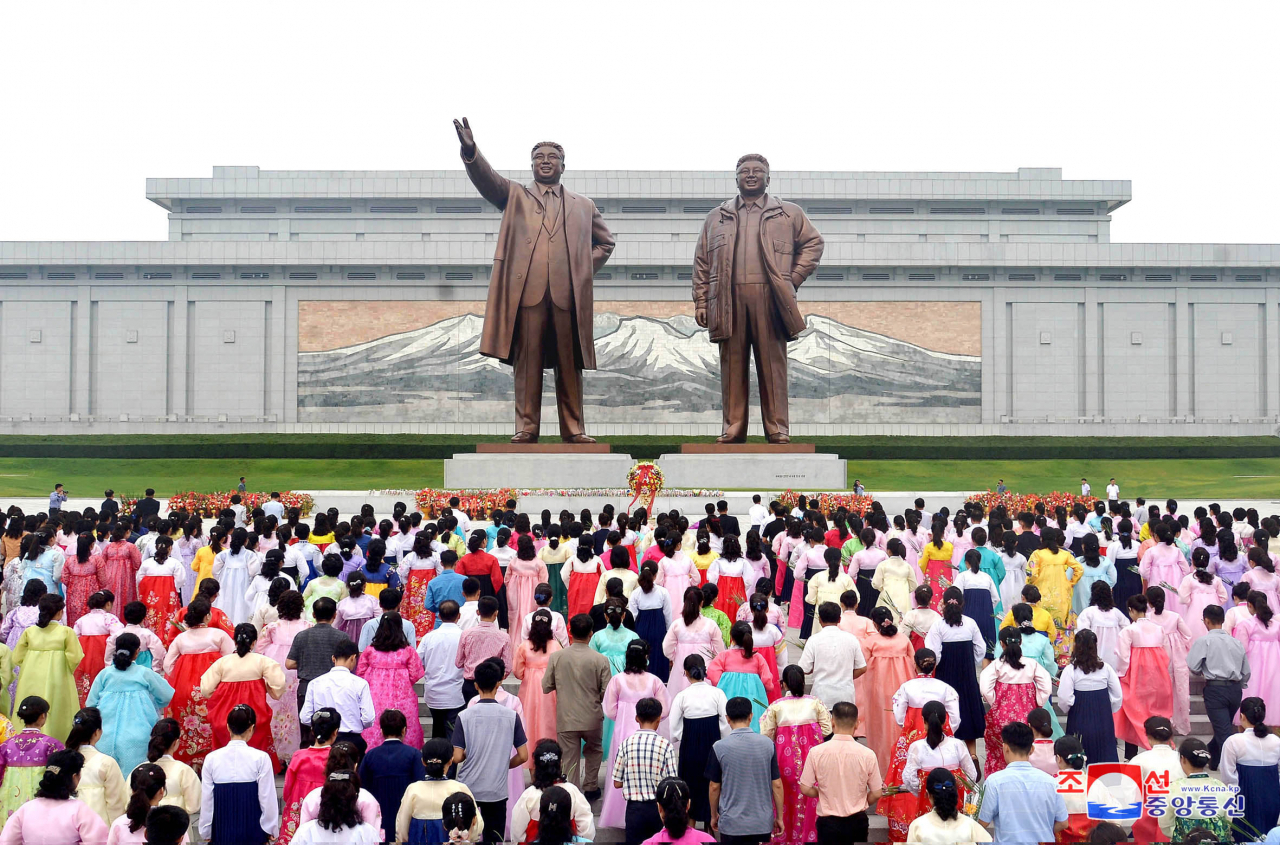 북한 정권 수립 71주년 기념일(9·9절)을 맞아 근로자, 청소년 학생, 인민군 군인들이 평양 만수대언덕에 있는 김일성·김정일 동상을 찾아 헌화했다고 조선중앙통신이 10일 보도했다. [국내에서만 사용가능. 재배포 금지. For Use Only in the Republic of Korea. No Redistribution] 연합뉴스