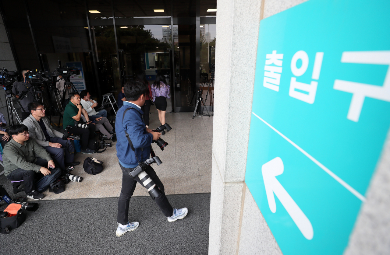 2일 오전 서초구 서울중앙지검 현관 앞에서 취재진이 대기하고 있다. 조국 법무부 장관의 부인인 정경심 동양대 교수는 이번 주 중 검찰에 출석할 것으로 알려졌다. 연합뉴스