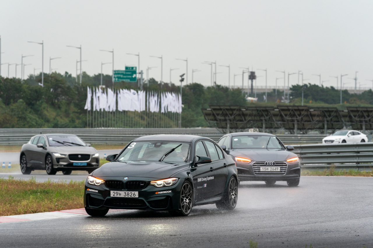 영동조 BMW 드라이빙센터에서 진행한 트랙 시승 모습. [한국자동차기자협회 제공]