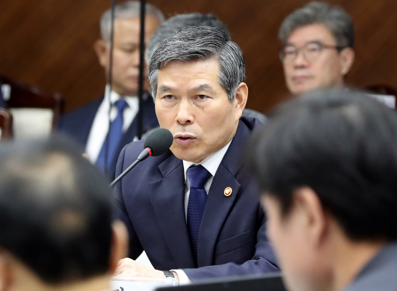 2일 서울 용산구 국방부청사에서 열린 국회 국방위원회의 국방부 국정감사에서 정경두 국방부 장관이 의원의 질의에 답하고 있다. 연합뉴스