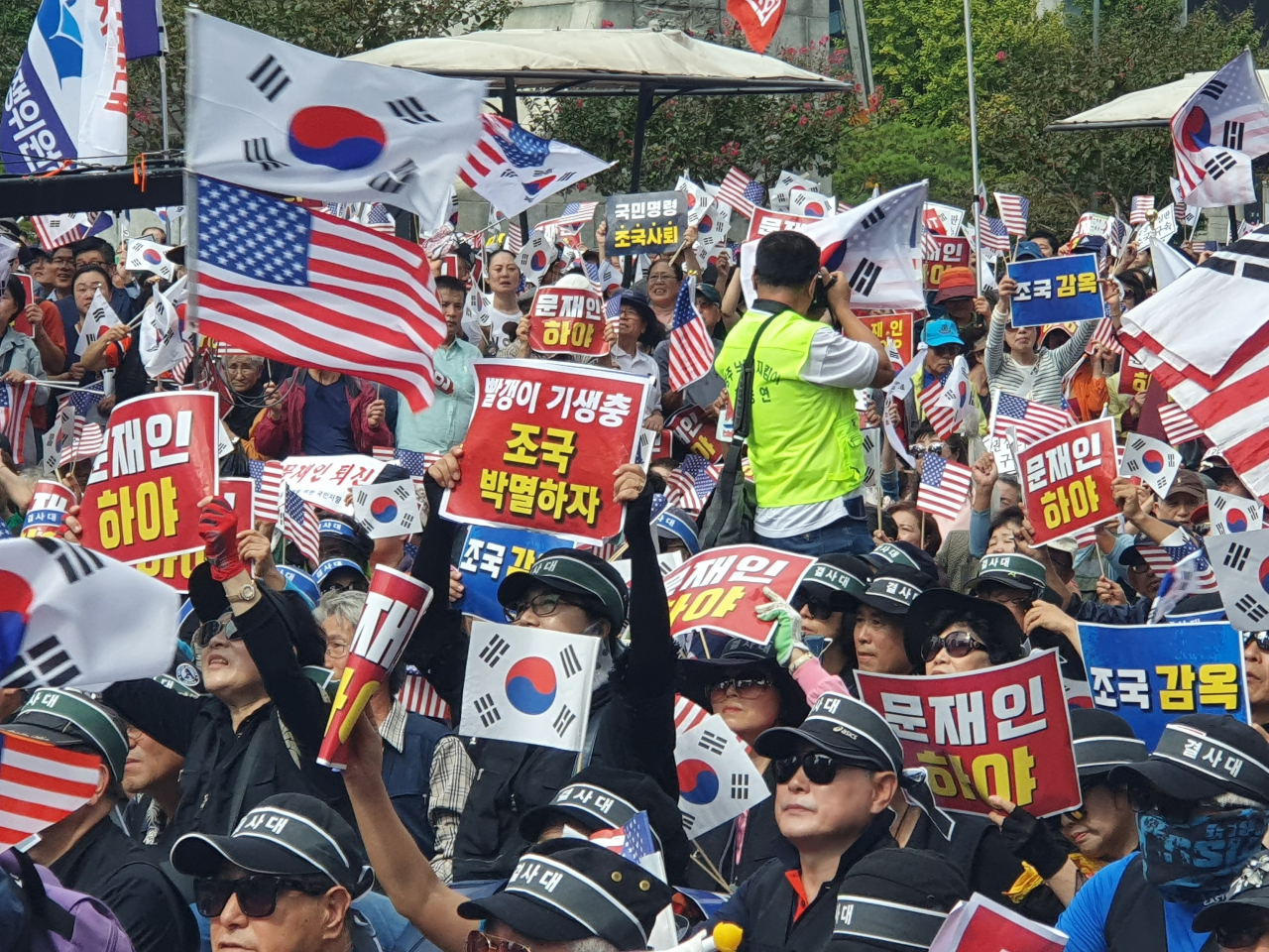 문재인 정부에 반대하는 시민들이 3일 오후 광화문 광장에 모여 ‘문재인 하야’ 등의 구호를 외치고 있다. [사진=김민지 기자]