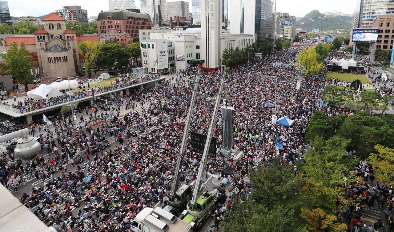 3일 오후 서울 시청 방향에서 바라본 광화문광장 주변이 자유한국당 정당 관계자, 범보수단체 회원, 종교단체 회원 등이 각각 개최한 여러 건의 집회로 가득 차 있다. [연합]