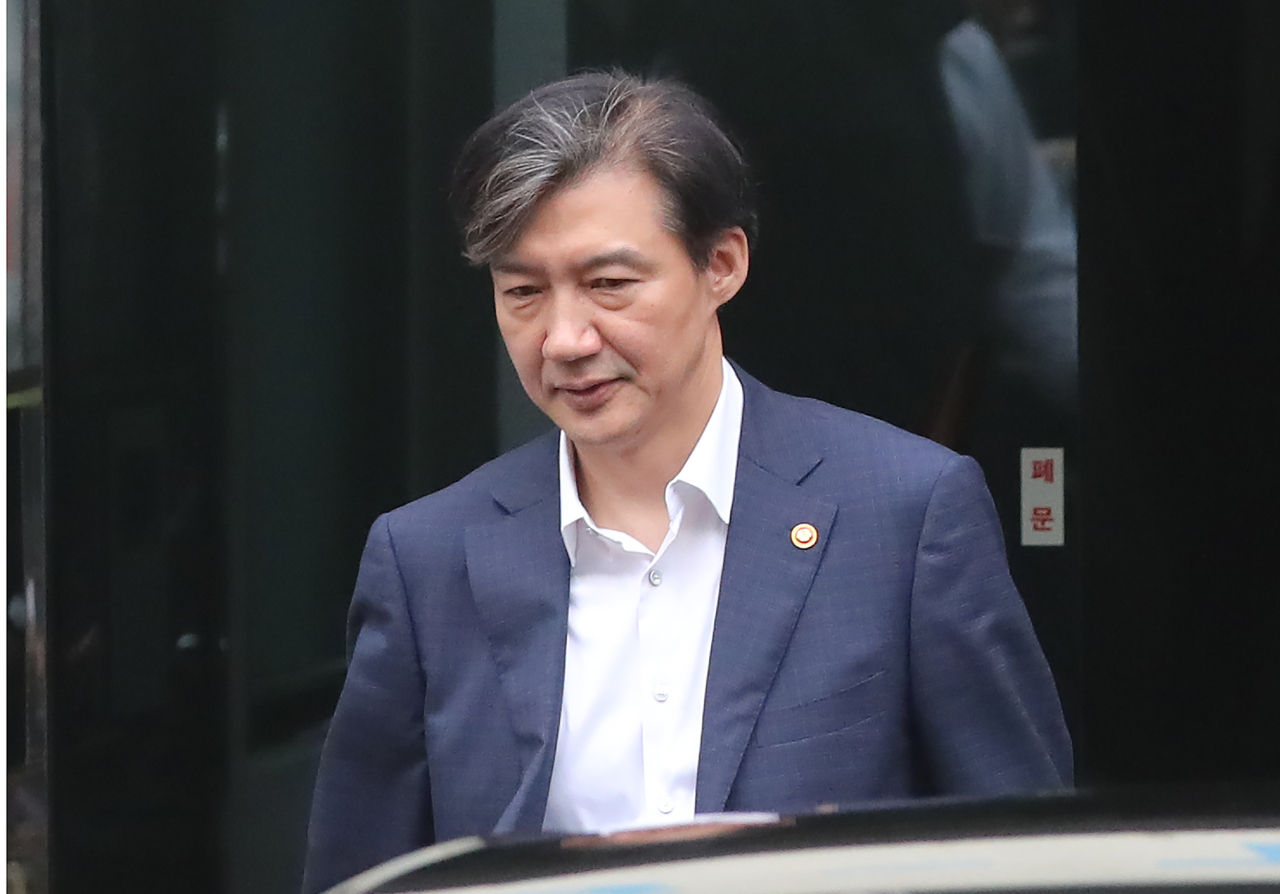 Justice Minister Cho leaves home in Bangbae-dong, Seoul, Wednesday morning. (Yonhap)
