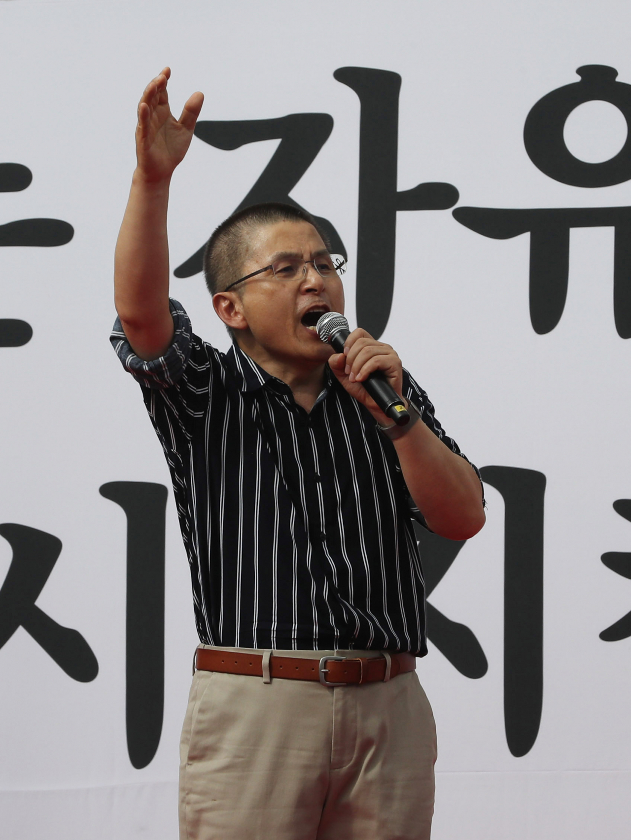 자유한국당 황교안 대표가 3일 오후 서울 광화문 세종문화회관 앞에서 열린 '문재인 정권의 헌정유린 중단과 위선자 조국 파면 촉구 광화문 규탄대회'에서 발언하고 있다. 연합뉴스