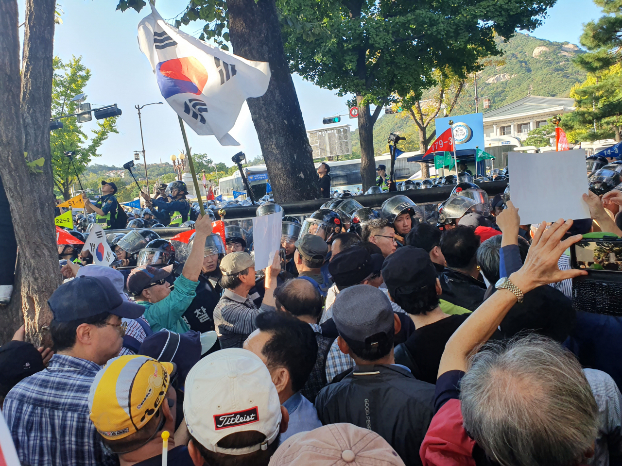 3일 오후 청와대 앞 사랑채에서 일부 시위대가 청와대를 향해 행진하다 경찰 저지선에 막혔다. 일부 시위대들은 경찰을 향해 욕설을 했다. [사진=김민지 기자]