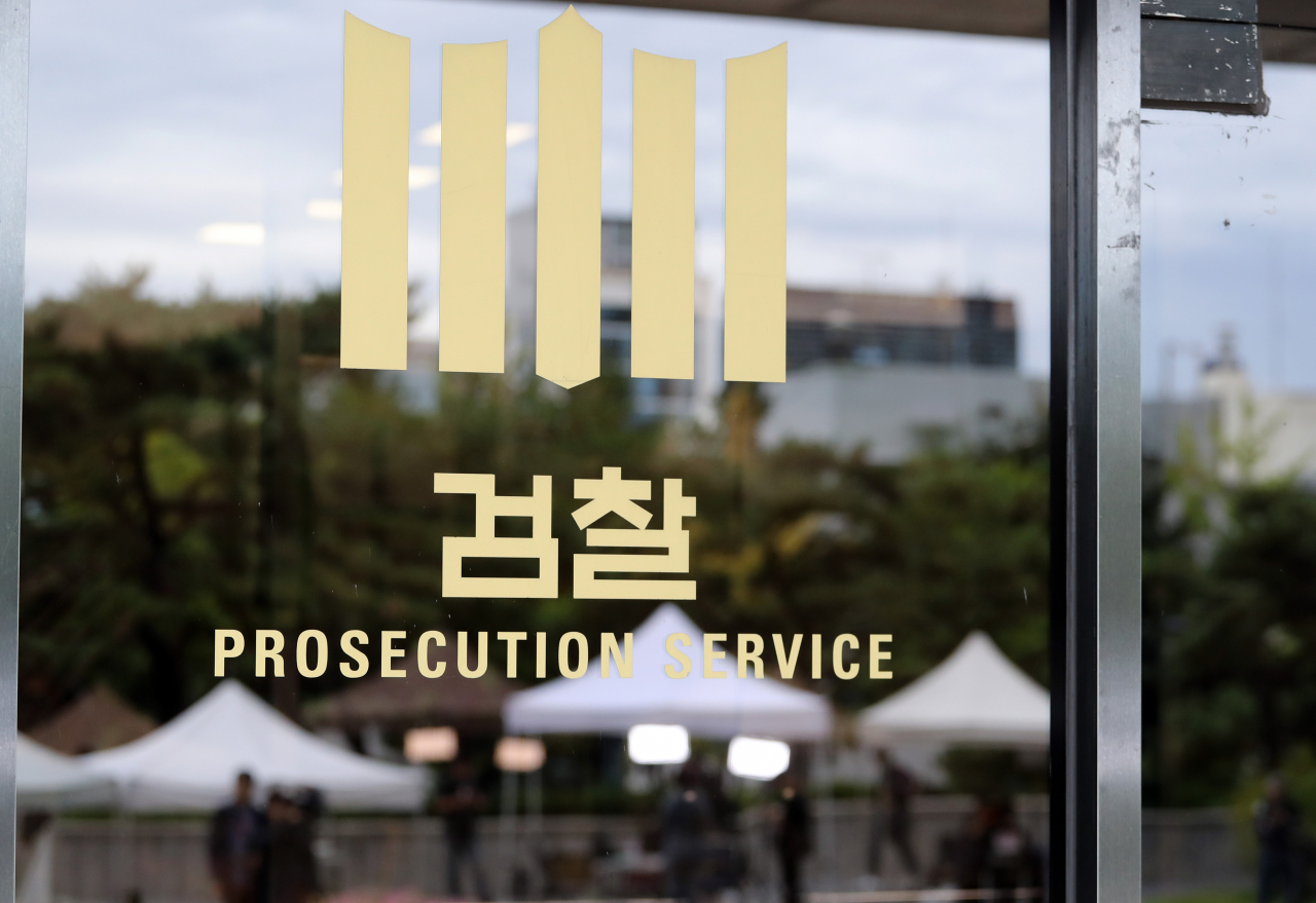 정경심 교수가 검찰에 출두한 소식이 전해진 3일 오전 서울 서초동 중앙지검 현관 앞에서 기자들이 분주한 모습이다. [연합]