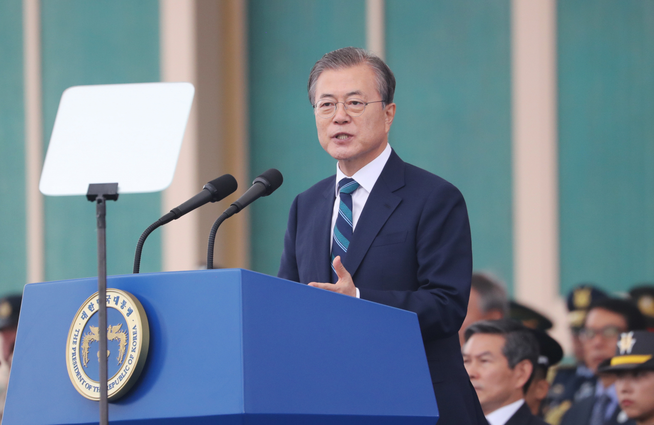 문재인 대통령이 1일 대구 공군기지에서 열린 국군의 날 행사에서 기념사를 하고 있다. 연합뉴스