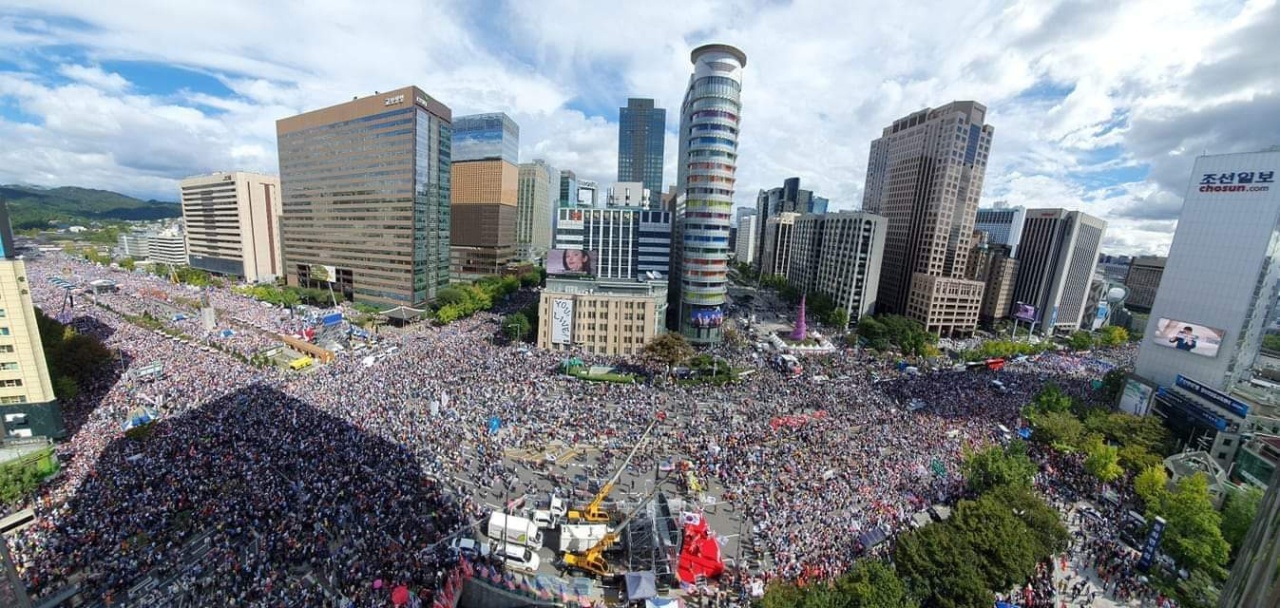 Protesters fill Gwanghwamun crossroads. (Yonhap)