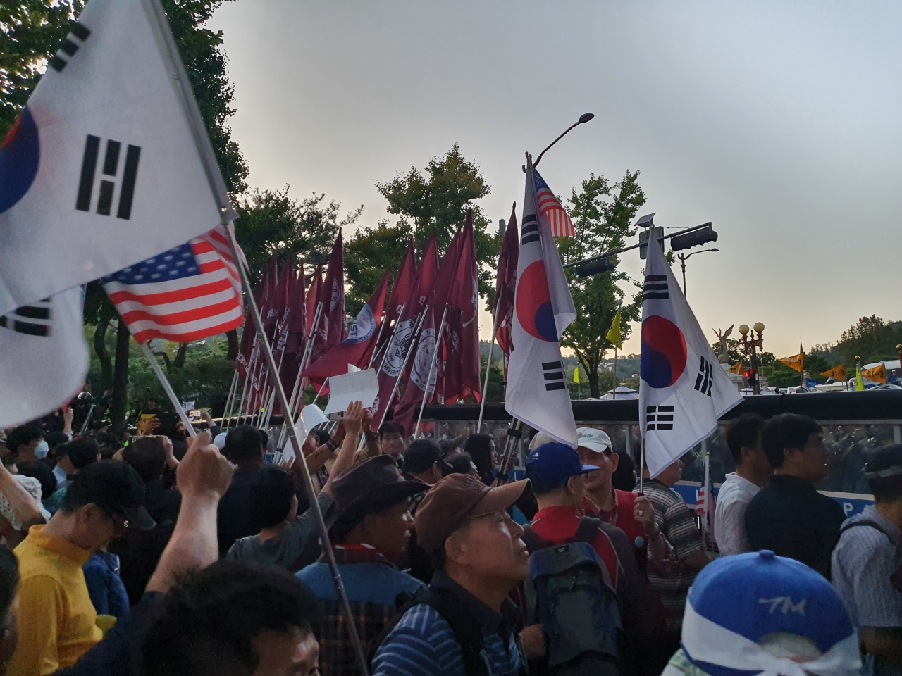 3일 오후 6시께 청와대 앞 사랑채에서 범보수 시위대가 바리케이드를 사이에 두고 경찰과 대치중이다. 시위대 중 일부는 각목을 휘두르면서 경찰 저지라인을 뚫으려다 35명이 경찰에 연행되기도 했다. [사진=김민지 기자]