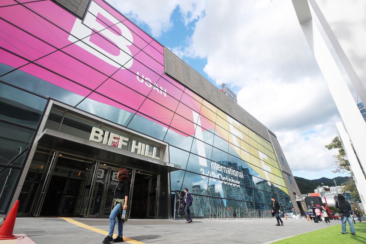 People on Thursday walk past the Busan Cinema Center in Haeundae-gu, Busan, one of the venues for the 24th Busan International Film Festival. (Yonhap)