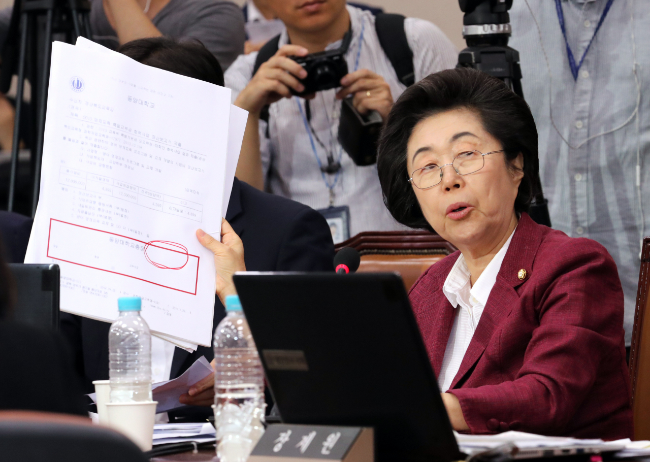 이은재 자유한국당 의원이 지난달 6일 오후 속개된 국회 법제사법위원회 인사청문회에서 조국 법무부 장관 후보자에게 질의하고 있다. [연합]