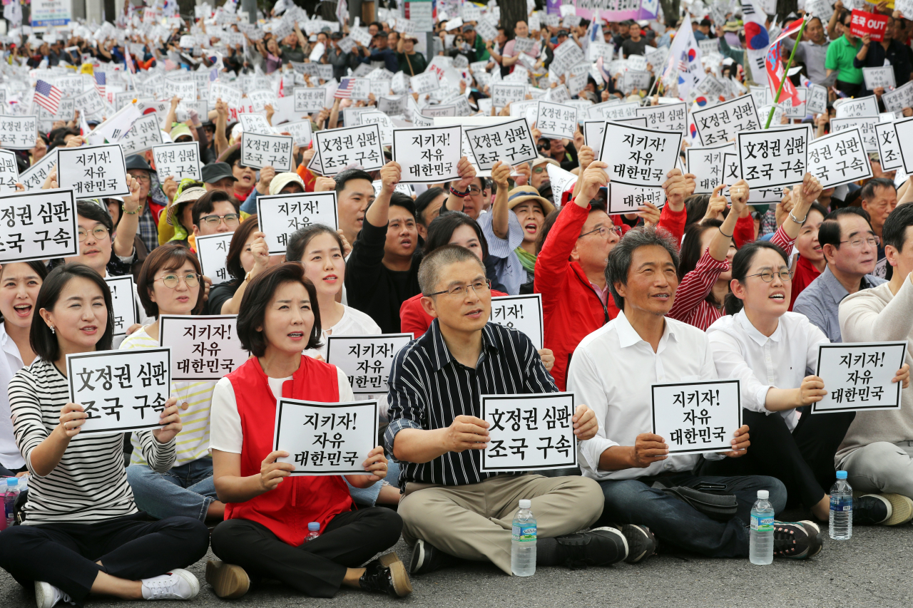 자유한국당 황교안 대표와 나경원 원내대표 등 당원들이 3일 오후 광화문 광장에서 열린 문재인 정권 헌정유린 중단과 위선자 조국 파면 촉구 광화문 규탄대회에서 구호를 외치고 있다. [연합]